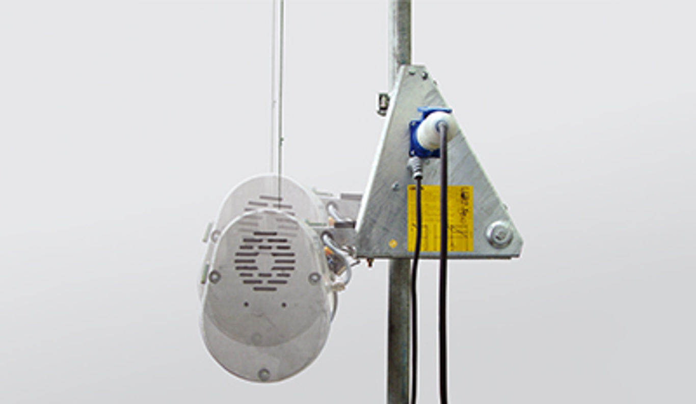 Endschalter:      Integrierter Endschalter schaltet bei Erreichen des Auslegers, Überladung und Hängenbleiben am Gerüst ab.