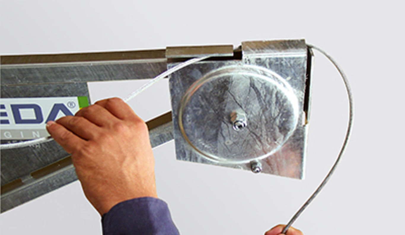 Schwenkarm: Einfaches Einlegen des Seiles am Ausleger ohne Demontage der Rollen. (Nicht im Lieferumfang enthalten!) 